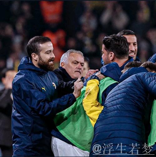 遭对方主帅言语挑衅,62岁穆帅愤怒反击酿冲突 遭对方主帅言语挑衅,62岁穆帅愤怒反击酿冲突